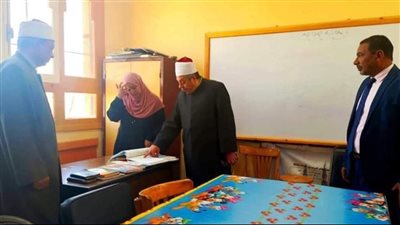 رئيس قطاع المعاهد الأزهرية يطمأن على سير امتحانات النقل الثانوي بمنطقة الأقصر 