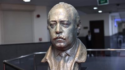 بحضور أسرته، لحظة إزاحة الستار عن تمثال العامري فاروق (فيديو وصور)