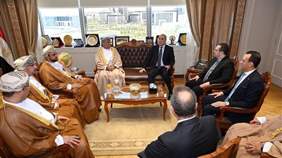 وزير الإسكان يبحث مع نظيره العماني سبل تعزيز التعاون المشترك بين البلدين