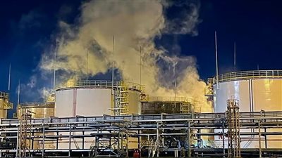 حريق بمصفاة نفط روسية في هجوم أوكراني بطائرات مسيّرة (فيديو)