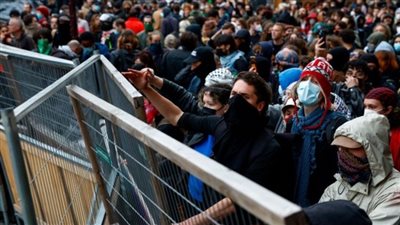 مواجهات بين الشرطة ومتظاهرين مؤيدين للفلسطينيين بجامعة أمستردام (صور)