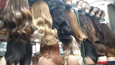 أسعار ومخاطر الشعر المستعار والإكستنشين (فيديو)