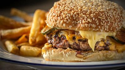 طريقة عمل البرجر المشوي بالجبن الشيدر، سهل التحضير ومذاقه مميز 