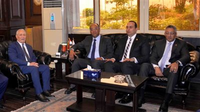 محافظ الأقصر يتابع خدمات وسير أعمال منظومة التأمين الصحي الشامل 