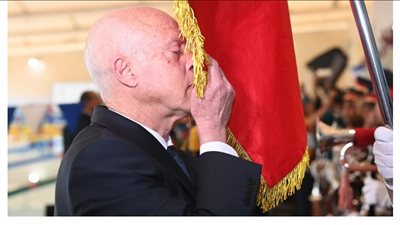 لحظة بكاء الرئيس التونسي خلال تقبيله العلم (صور) 