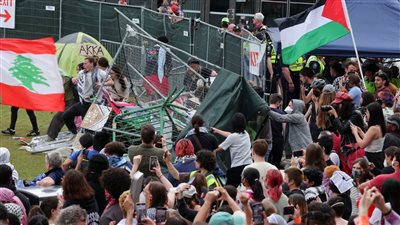 طلبة جامعة بورتوريكو يرفعون علم فلسطين بدل الأمريكي فوق جامعتهم (فيديو)