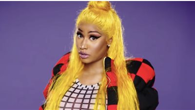 نيكي ميناج توقف حفلها الغنائي لاحتساء الشاي على المسرح (صور)