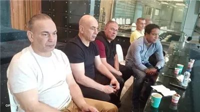 حسام حسن يتابع مباراة فيوتشر والبنك الأهلي في الدوري 