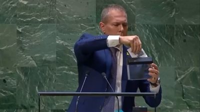 السفير الإسرائيلي يمزق ميثاق الأمم المتحدة على منبرها بسبب عضوية فلسطين (فيديو)