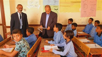 وكيل تعليم الأقصر يتفقد الامتحانات بمدارس البياضية