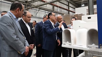رئيس الوزراء يتفقد مصانع مدينة العاشر من رمضان