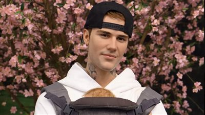  تسلل شخص لمتحف الشمع في لندن ووضع مجسم طفل على جاستن بيبر (صور)