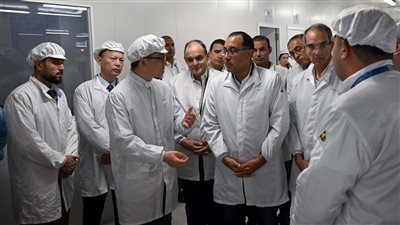 رئيس الوزراء يتفقد مصنع شركة 