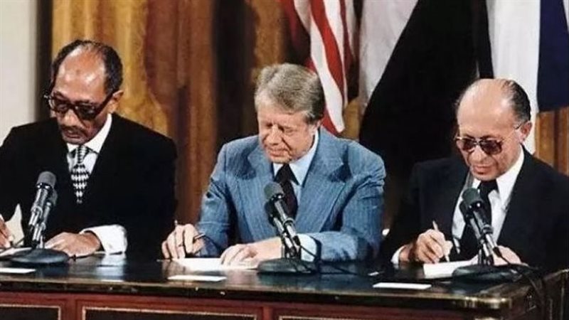 السادات أثناء توقيع