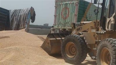 انقلاب سيارة نقل محملة بحبوب الذرة على محور 30 يونيو بالإسماعيلية (صور) 