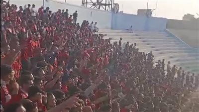 جماهير الأهلي تشعل مدرجات استاد المحلة قبل مباراة البلدية (فيديو)