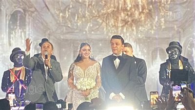 لحظة بكاء مصطفى كامل في حفل زفاف ابنته (فيديو وصور)