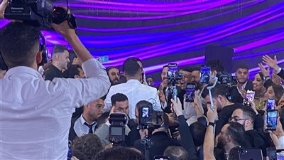 تامر حسني يغني حلو المكان في حفل زفاف ابنة مصطفى كامل (فيديو) 