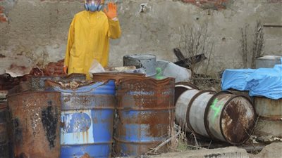 لماذا يجرم القانون التعامل غير المسئول مع النفايات الخطرة؟ 