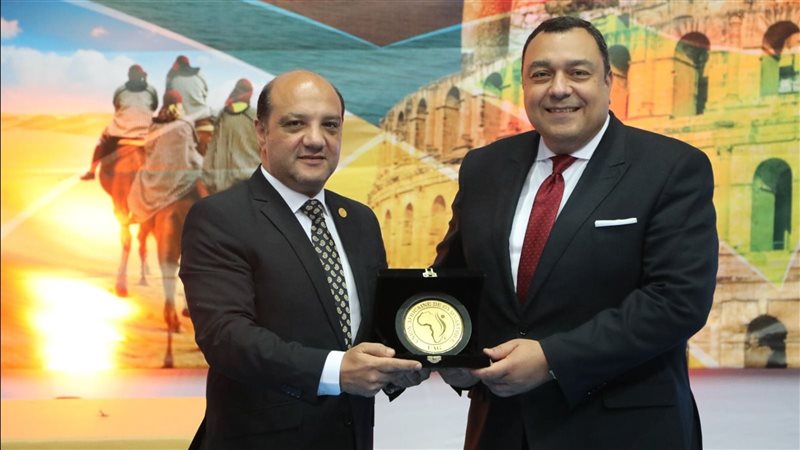 إيهاب أمين يكرم سفير