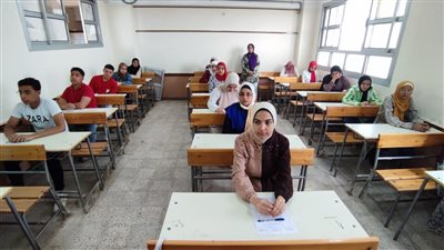 طلاب الصف الثاني الإعدادي بالدقهلية يختتمون اليوم امتحاناتهم باللغة العربية 