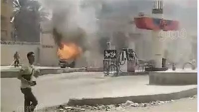 لحظة اشتعال النيران بسيارة في محطة وقود بأسوان (فيديو)