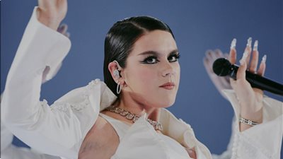 مغنية برتغالية تطلي أظافرها بكوفية فلسطين في مسابقة يوروفيجن (فيديو)
