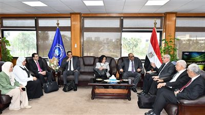 رئيس جامعة قناة السويس يستقبل فريق المراجعين لتجديد اعتماد كلية الصيدلة (صور) 