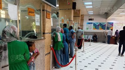 محافظ أسوان يتابع طلبات المواطنين للتصالح في مخالفات البناء (صور)