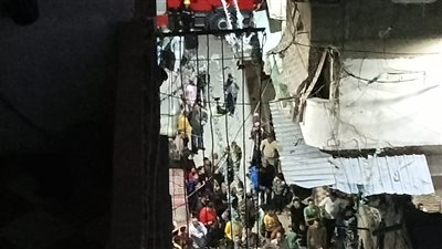 انهيار عقار بكرموز غرب الإسكندرية ومحاولات لإنقاذ شخصين أسفل الأنقاض