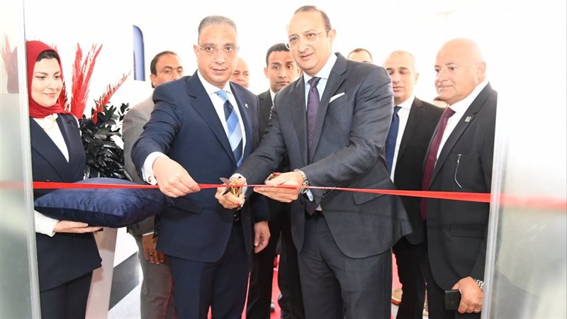 افتتاح أول فرع لبنك