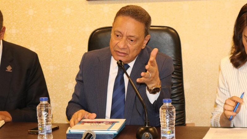 الكاتب الصحفي كرم