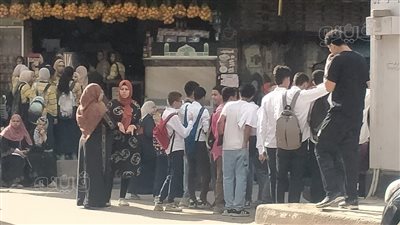 طلاب الصف الأول الثانوي بالقاهرة يتوافدون على لجان الامتحانات 
