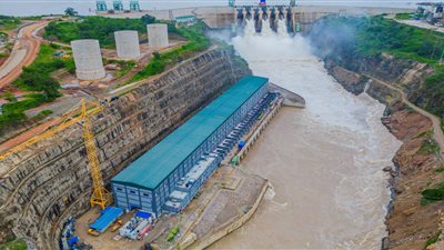 وزير الإسكان يتفقد سير العمل بمشروع سد ومحطة 