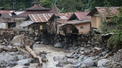 مصرع وفقدان 50 شخصا في فيضانات وبراكين جزيرة سومطرة الإندونيسية