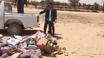 بينها 1000 لتر خل، إعدام 2.5 طن أغذية ومشروبات فاسدة بأسيوط