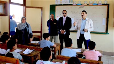 مدير تعليم بني عبيد في الدقهلية يتفقد امتحانات صفوف النقل (صور) 