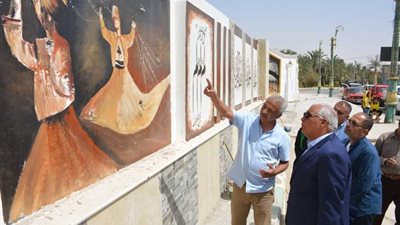 طلاء واجهات المنازل بالمناطق المحيطة بممشى الخارجة (صور)