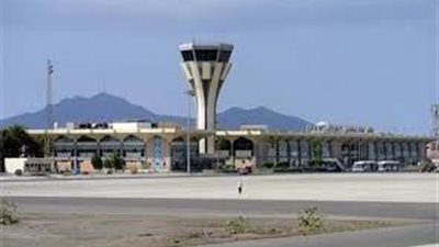 3 غارات أمريكية بريطانية تستهدف مطار الحديدة 