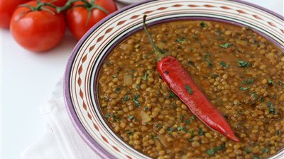 طريقة عمل العدس بجبة، وجبة غداء سريعة التحضير وموفرة