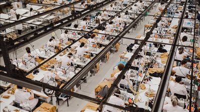 لتوفير 1500 فرصة عمل، توقيع عقود مصنع للملابس الرياضية بالقنطرة (إنفوجراف)