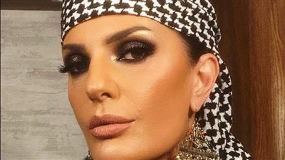 نرتديه بفخر، فيدرا تعلق على ظهورها المتكرر بالشال الفلسطيني