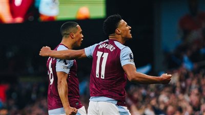 تيليمانس يسجل هدف التعادل لـ أستون فيلا في شباك ليفربول 