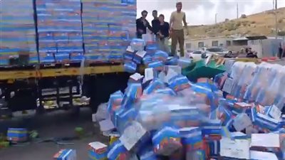لحظة سرقة المستوطنين الإسرائيليين لشاحنات المساعدات الإنسانية بالمعابر (فيديو)