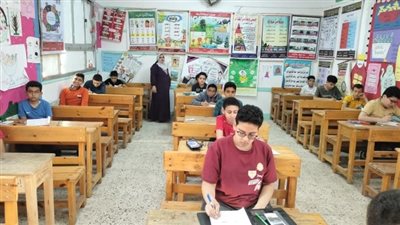 طلاب الصف الثاني الثانوي في الدقهلية يؤدون امتحان الإنجليزي اليوم