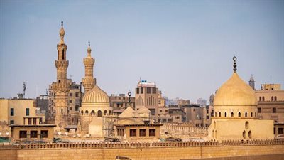 كل ما تريد معرفته عن أضرحة الجامع الأزهر.. قبر الأمير علاء الدين طيبرس والمدرسة الأقبغاوية وجوهر القنقبائي أبرزهم.. والمشيخة توضح حكم زيارة الأضرحة 