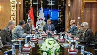 وزير الدولة للإنتاج الحربي يبحث موقف تنفيذ العقود الخاصة بعدد من المشروعات