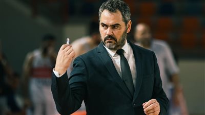 حكاية 5 مدربين أجانب يستنزفون العملة الصعبة في صالات الأهلي.. يتقاضون 45 مليونا والنتائج 