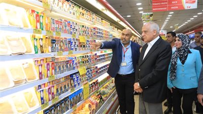 محافظ الجيزة يفاجئ أصحاب السلاسل التجارية بمنطقة مكاوي في حي العمرانية
