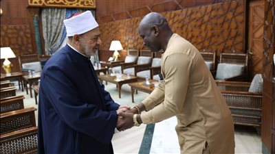 الطيب يوجه بزيادة المنح الدراسية لأبناء سيراليون للالتحاق بالدراسة في الأزهر 